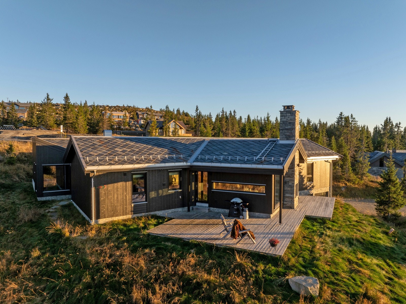 Hytta har en flott beliggenhet på Gaiatoppen, i et av de nyere feltene på Hafjelltoppen. Galleribilde