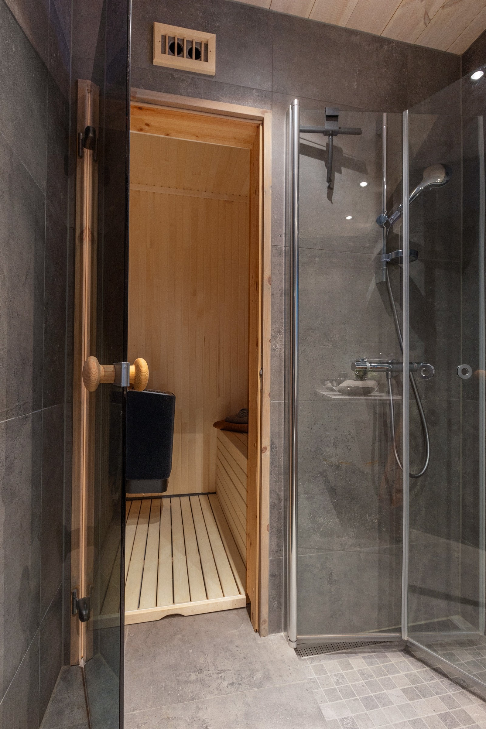 Inngang til badstuen via sotete dører. Galleribilde