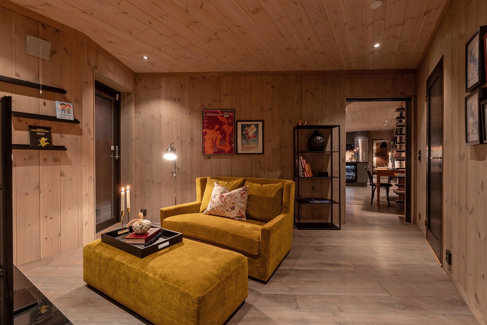 Bak en vegg med skyvedør i stuen kommer man inn til en koselig TV-stue. Galleribilde