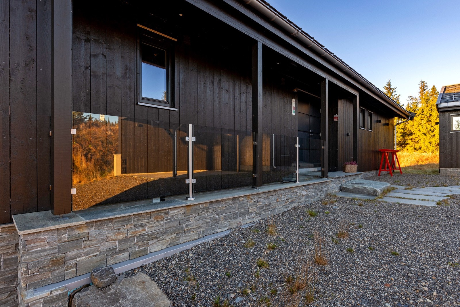 Nedgang til kjelleren via utvendig oppvarmet trapp. Galleribilde