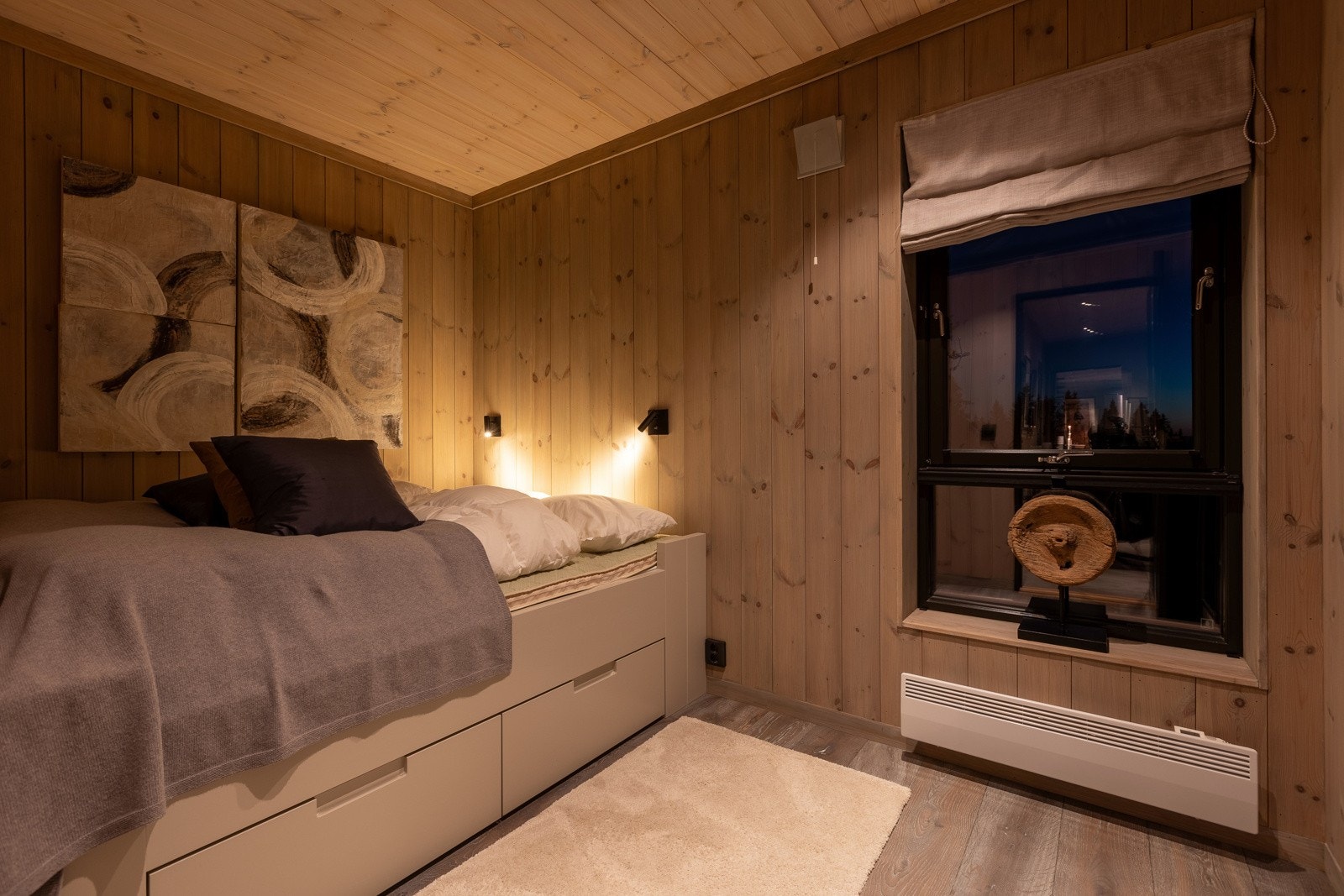 Alle tre soverommene har skuffer under sengen for smart oppbevaring. Galleribilde