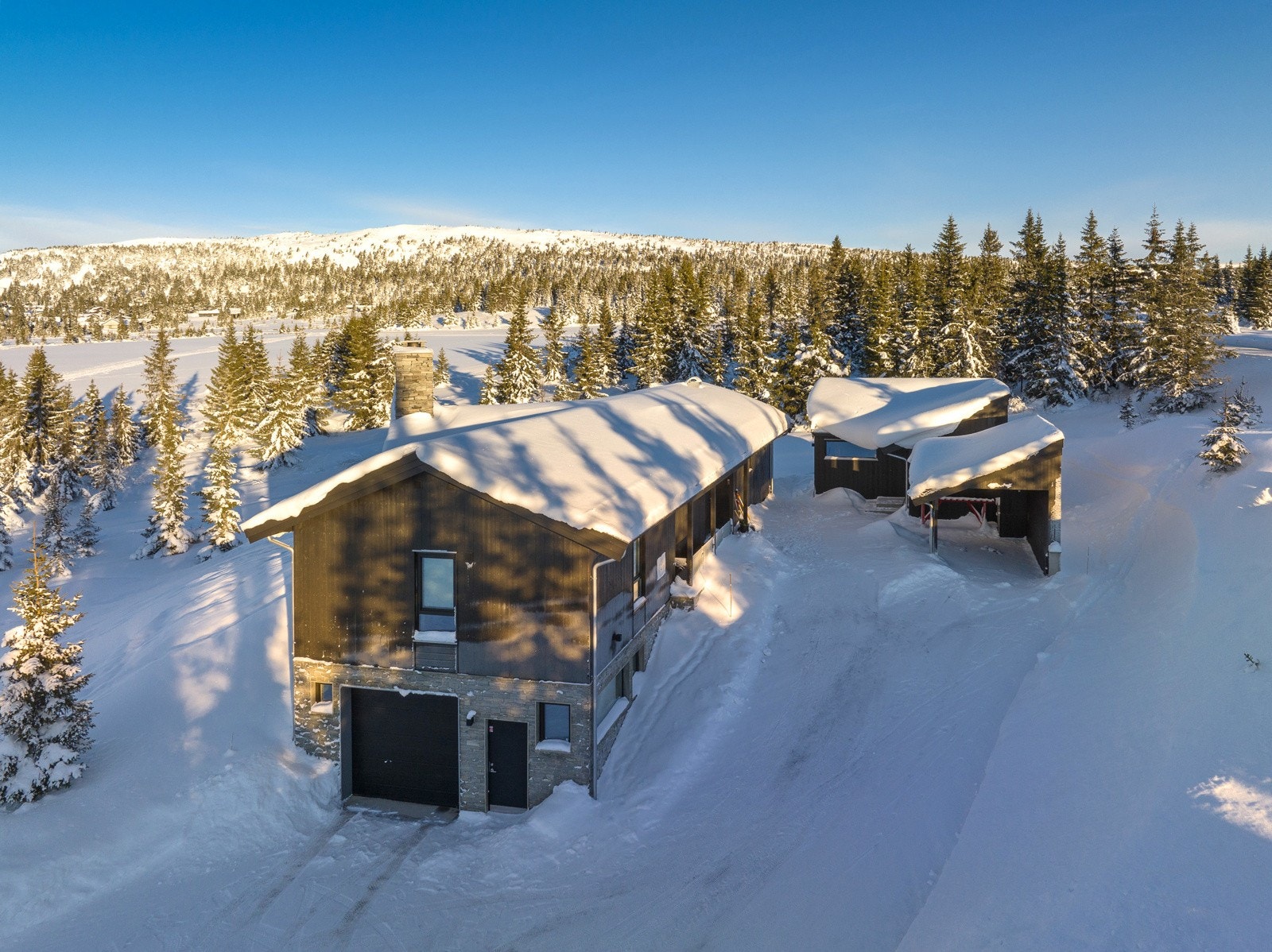 Fasade mot sydvest med innkjøring til garasjen. Galleribilde