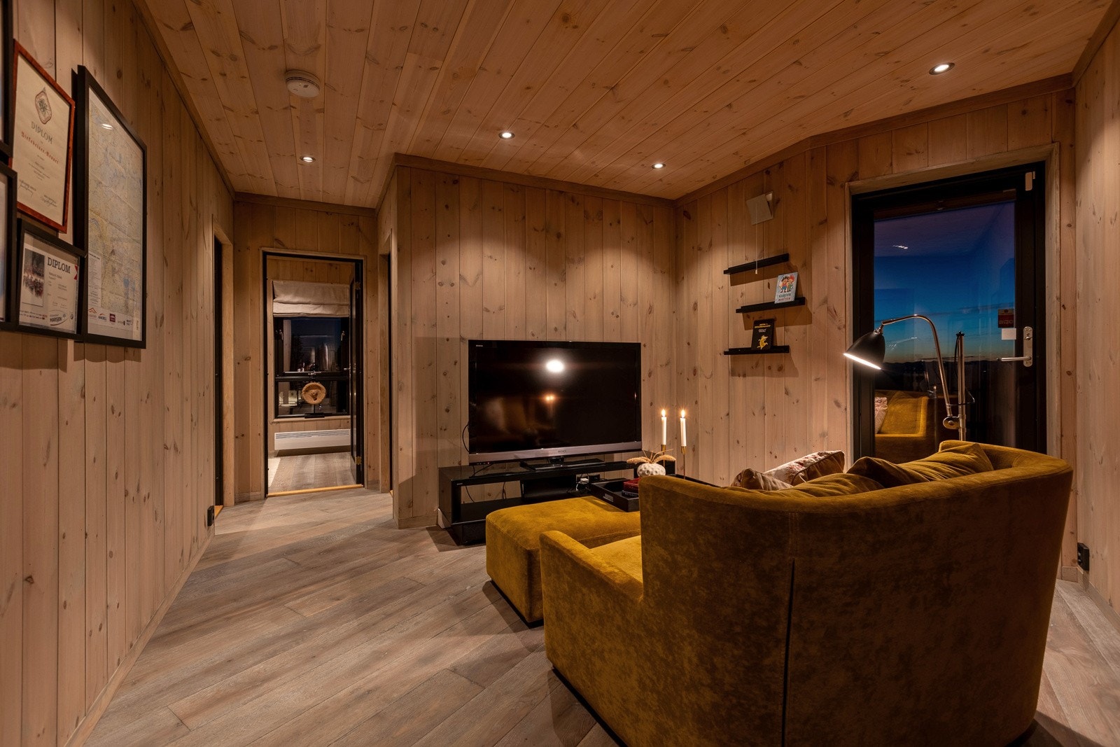 I TV-stuen kan man trekke seg tilbake og nyte en god film i ro og fred. Galleribilde