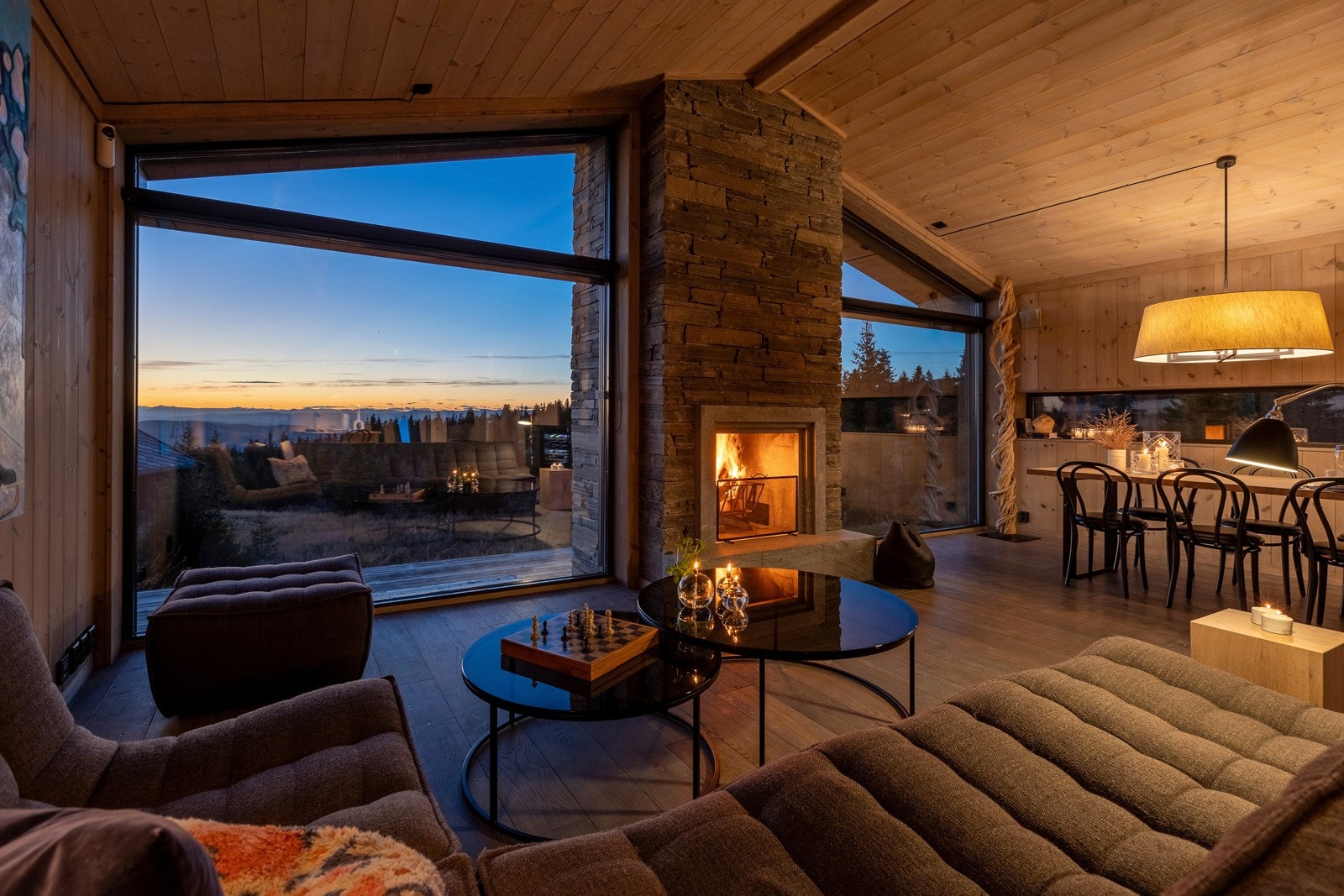 De store vinduene fra gulv til tak sørger for at utsikten kan nytes til fulle fra sofakroken. Galleribilde