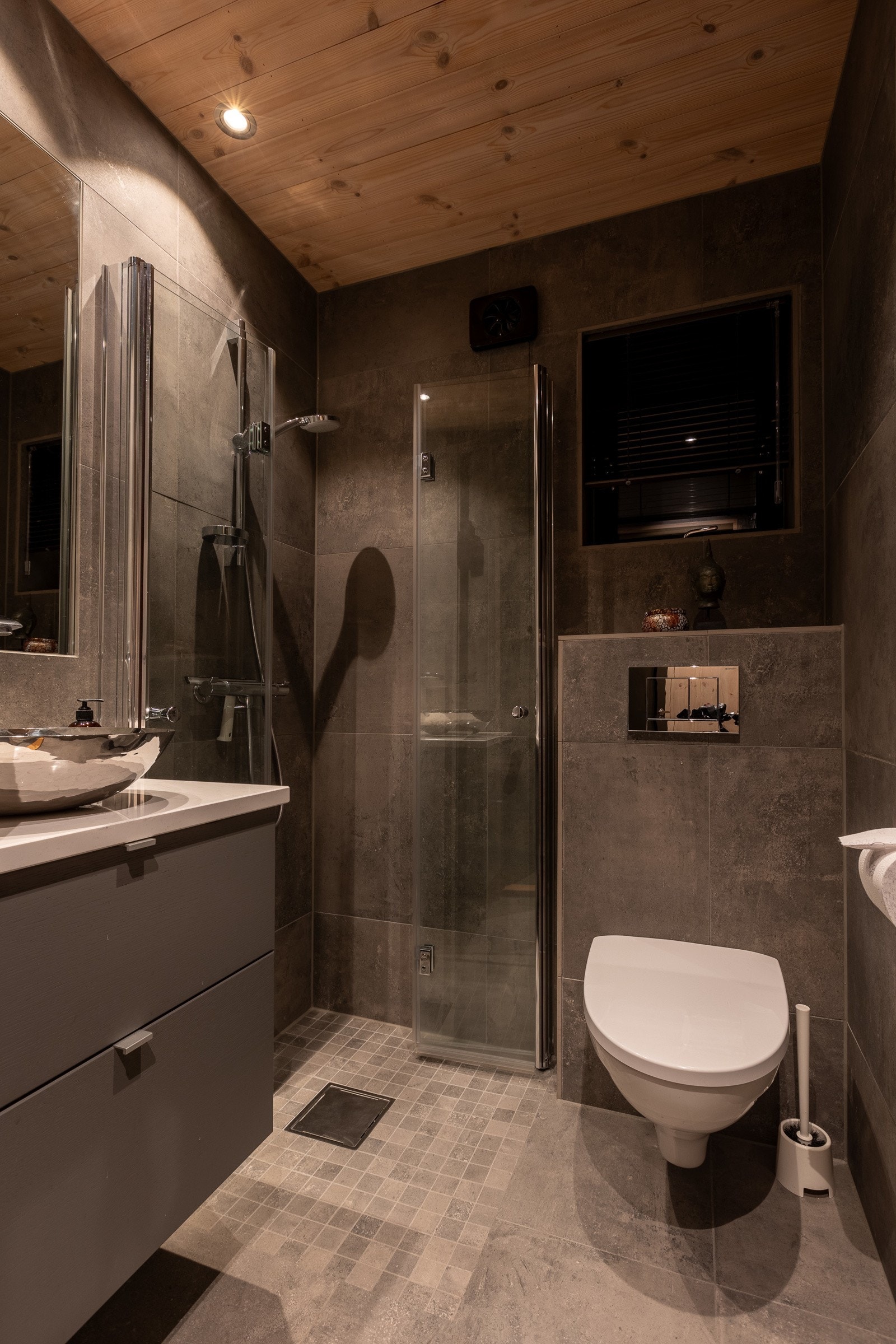 Badet i annekset er i lik utførelse som i hytta. Galleribilde