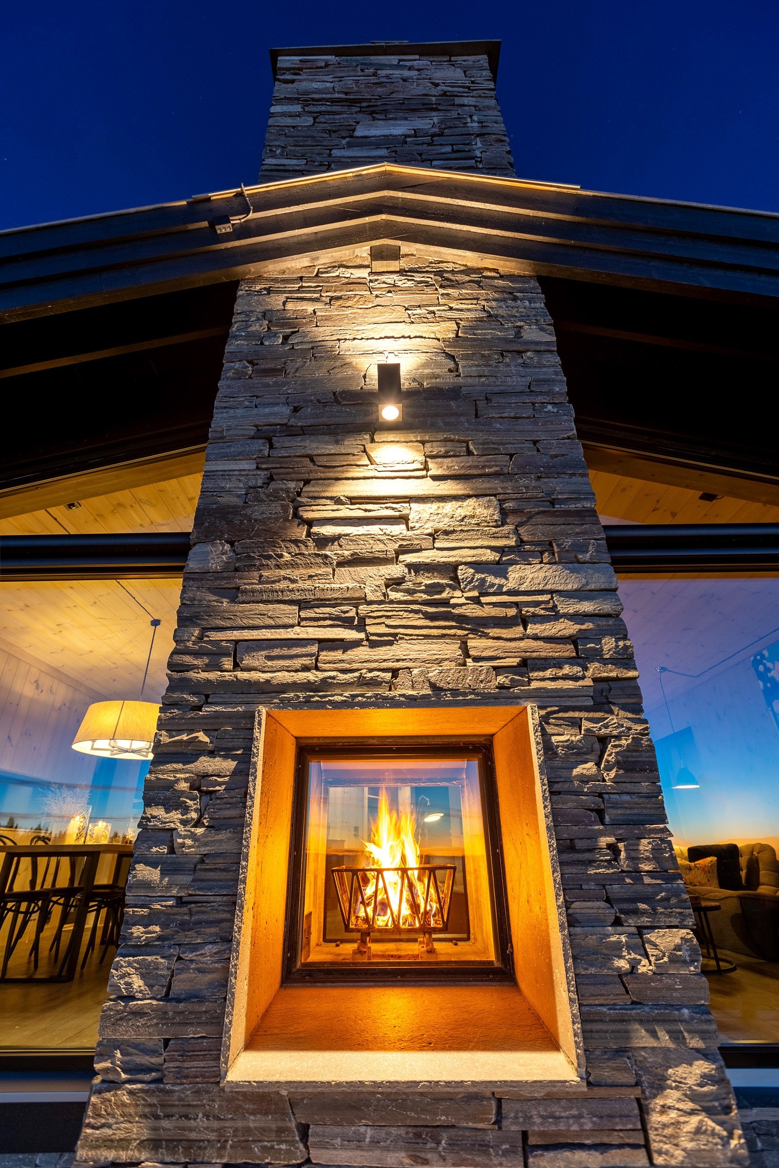 Den flotte peisen som kan beskues både inne- og utenfra. Galleribilde