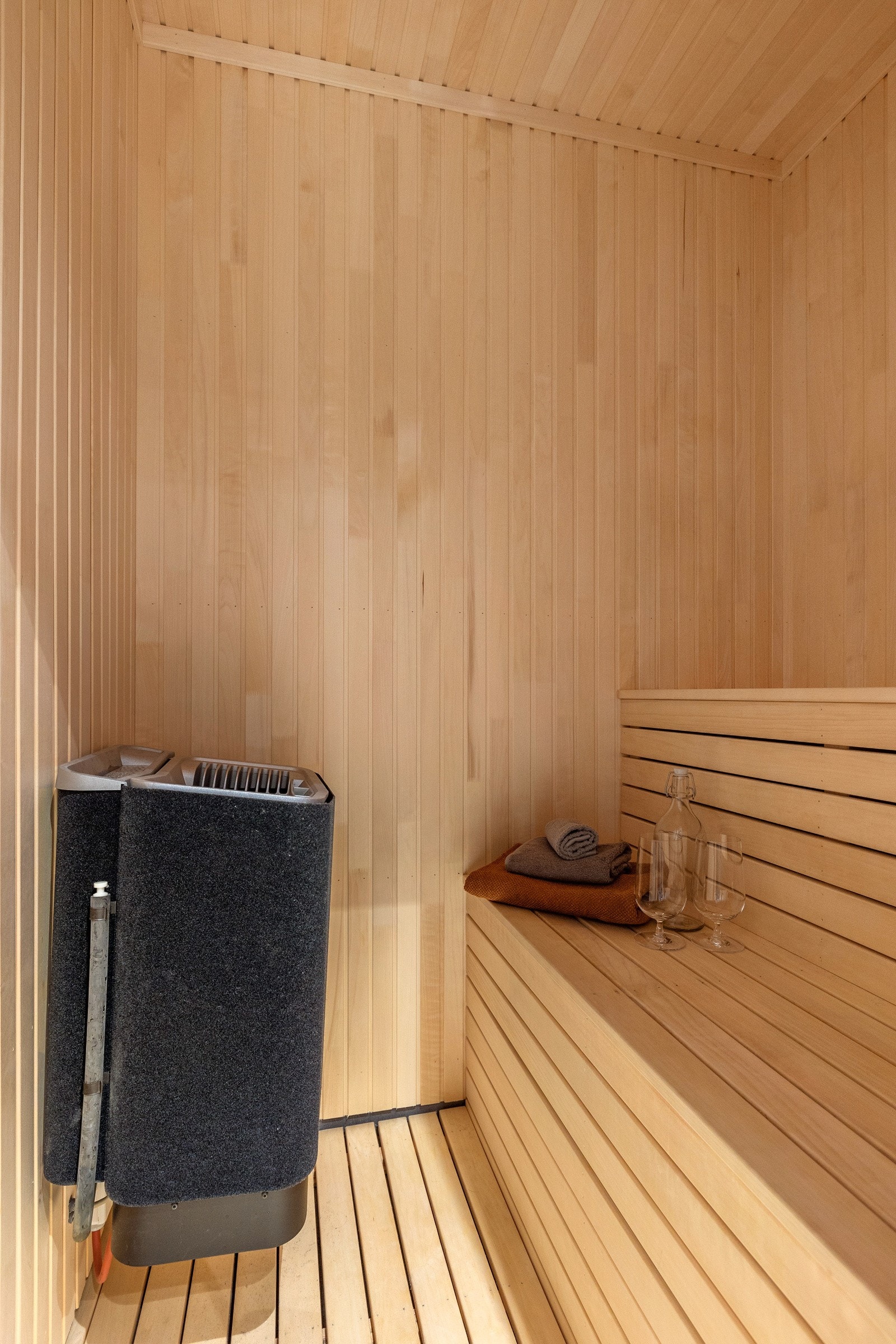 Badstuen har benker i to høyder og en elektrisk badstueovn. Galleribilde