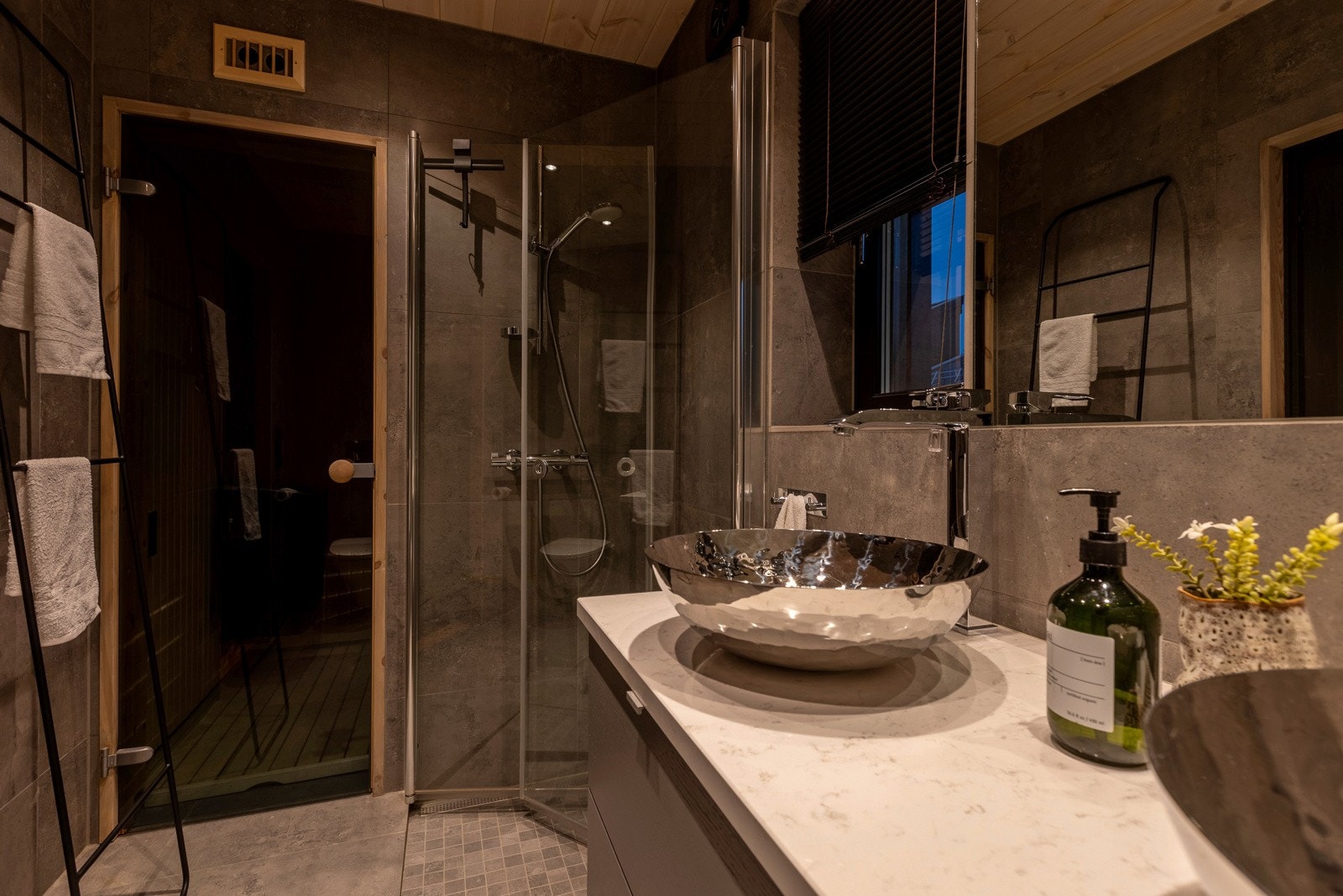 Gjestebad i hovedhytta har tilknytning til en deilig badstue. Galleribilde