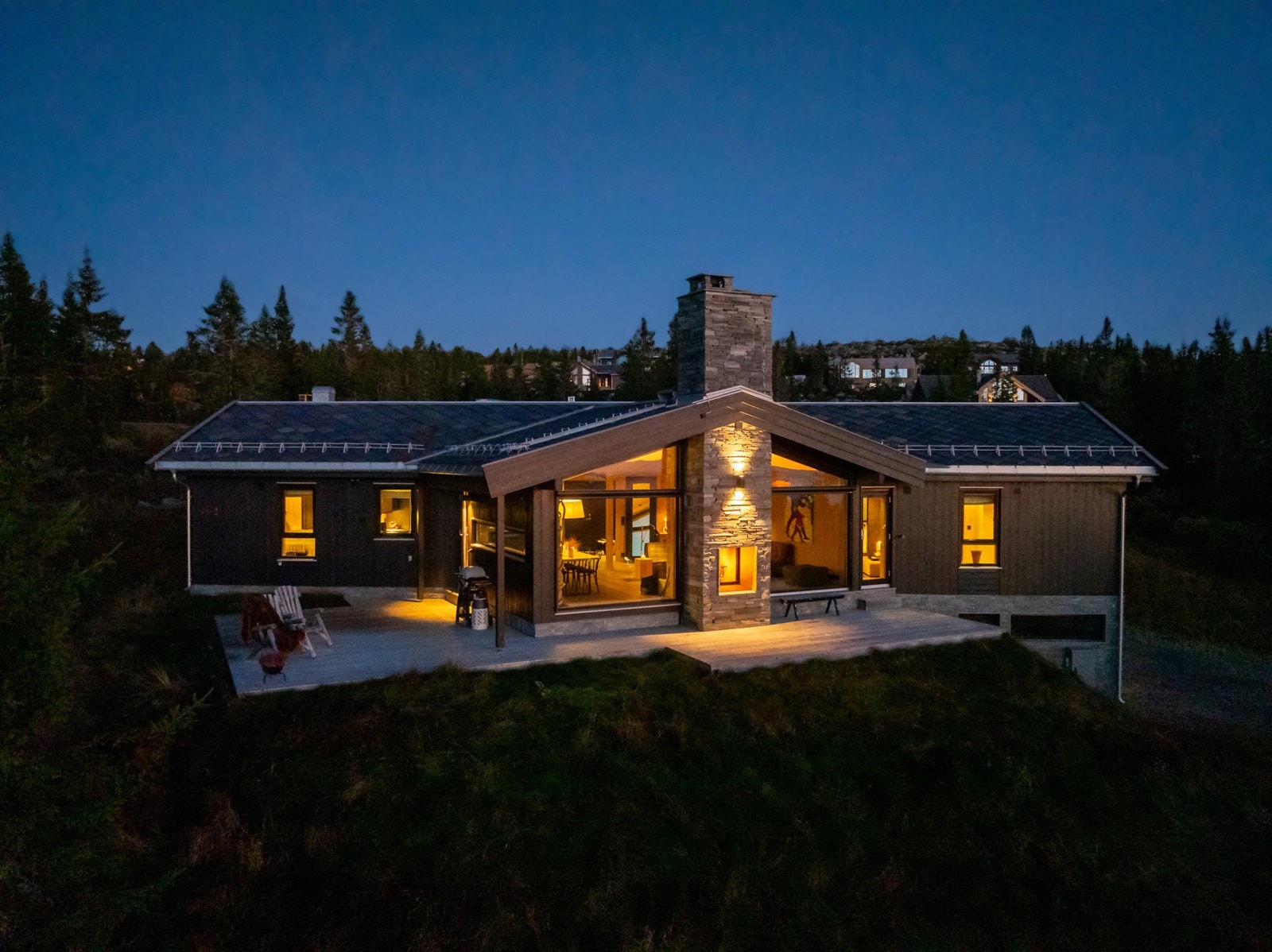 PrivatMegleren Lillehammer v/ Stig Svartor har gleden av å presentere denne flotte og eksklusive hytta med flott beliggenhet på Hafjelltoppen. Galleribilde