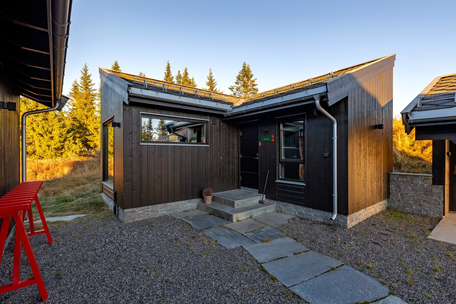 Eiendommen har også et koselig arealeffektivt anneks hvor det er plass til familie og venner. Galleribilde