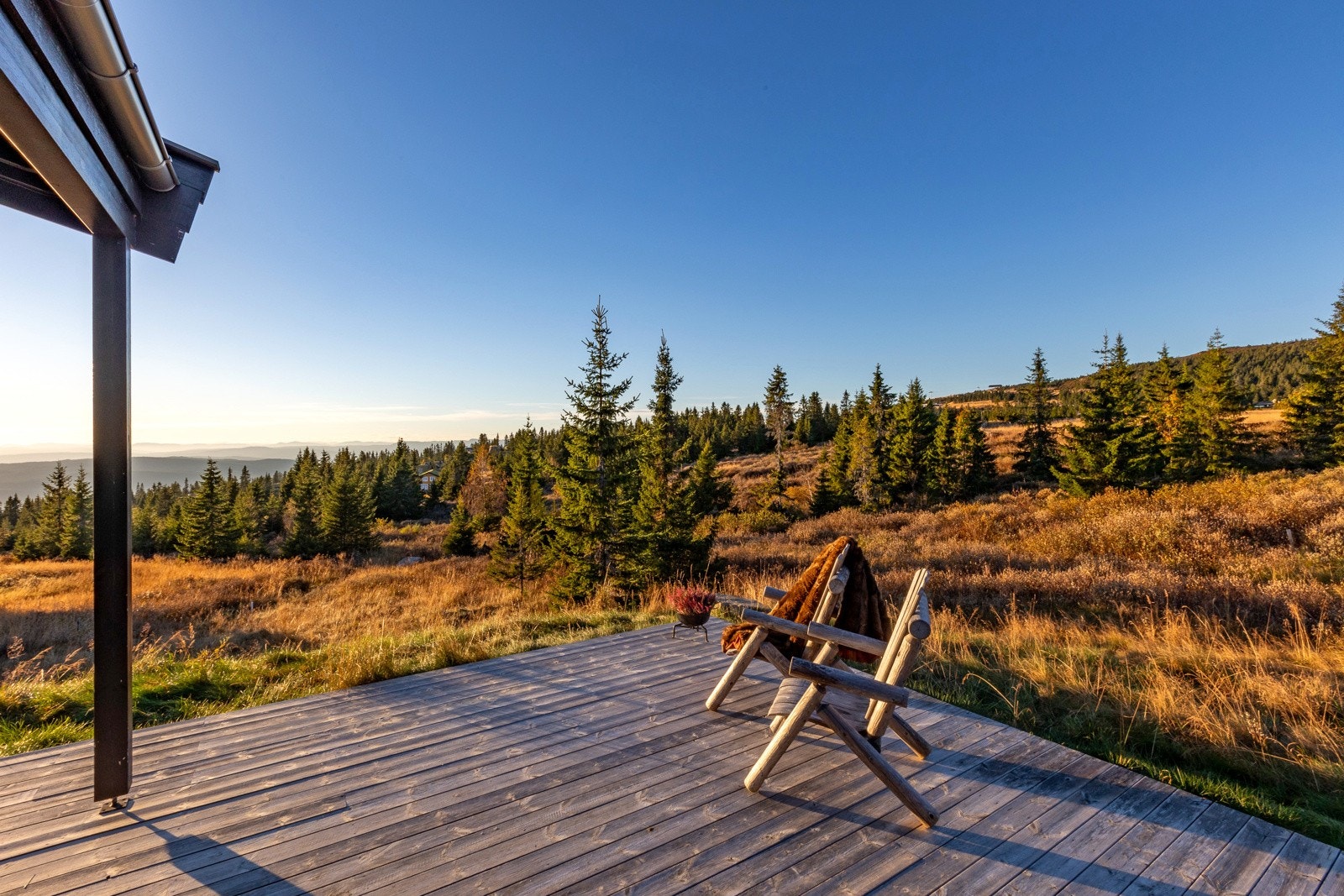 Usjenert beliggenhet med svært gode solforhold. Galleribilde
