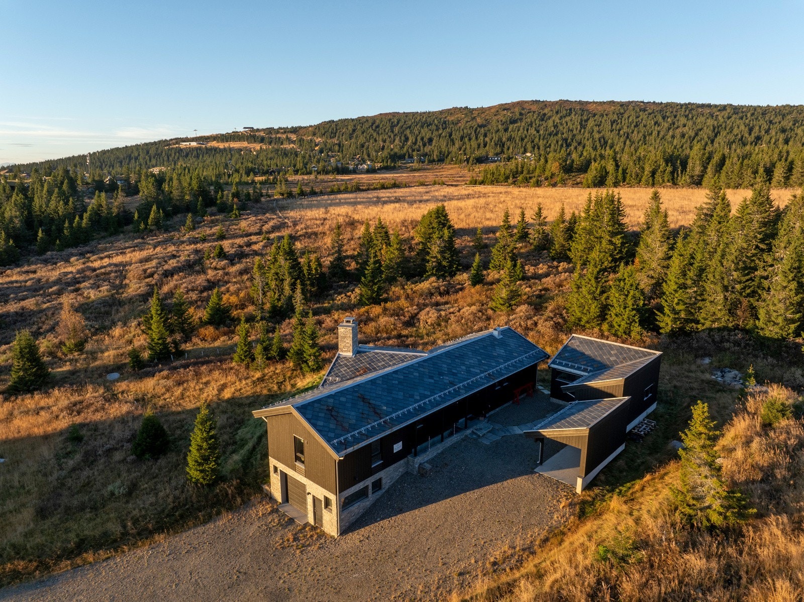 Hafjell Alpinsenter har totalt 30 nedfarter og 15 skiheiser, inkludert Gondolen som betjener 835 høydemeter, fra dal til fjell. Galleribilde