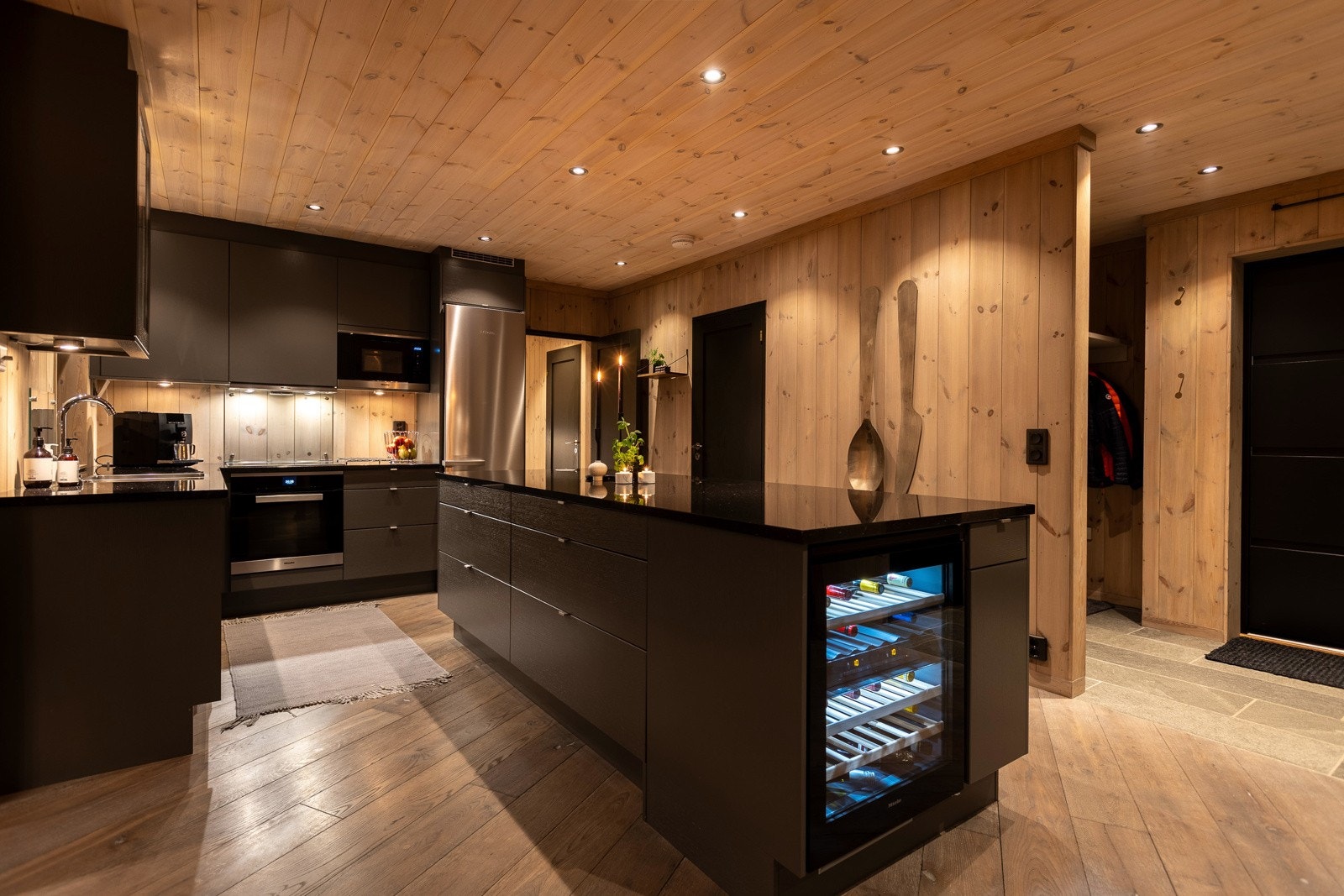 I enden av kjøkkenøya kan man sette vinen til avkjøling i et vinskap. Galleribilde