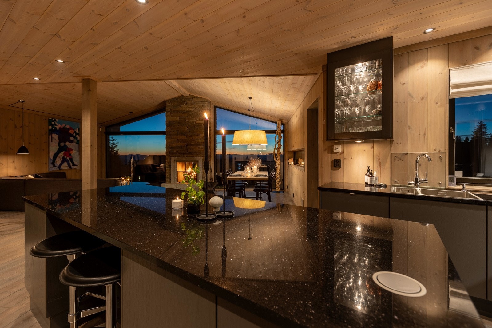 Kjøkkenbenk er av glanset granitt. Galleribilde