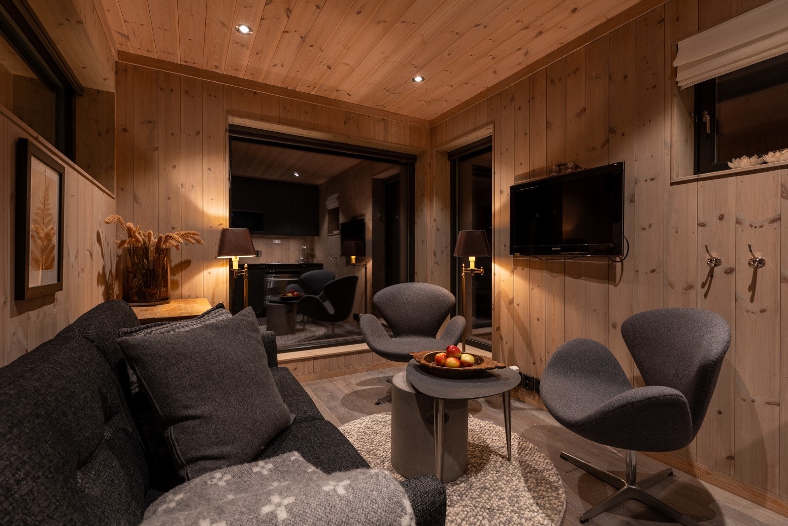 Koselig stue og kjøkken i åpen løsning i annekset. Galleribilde