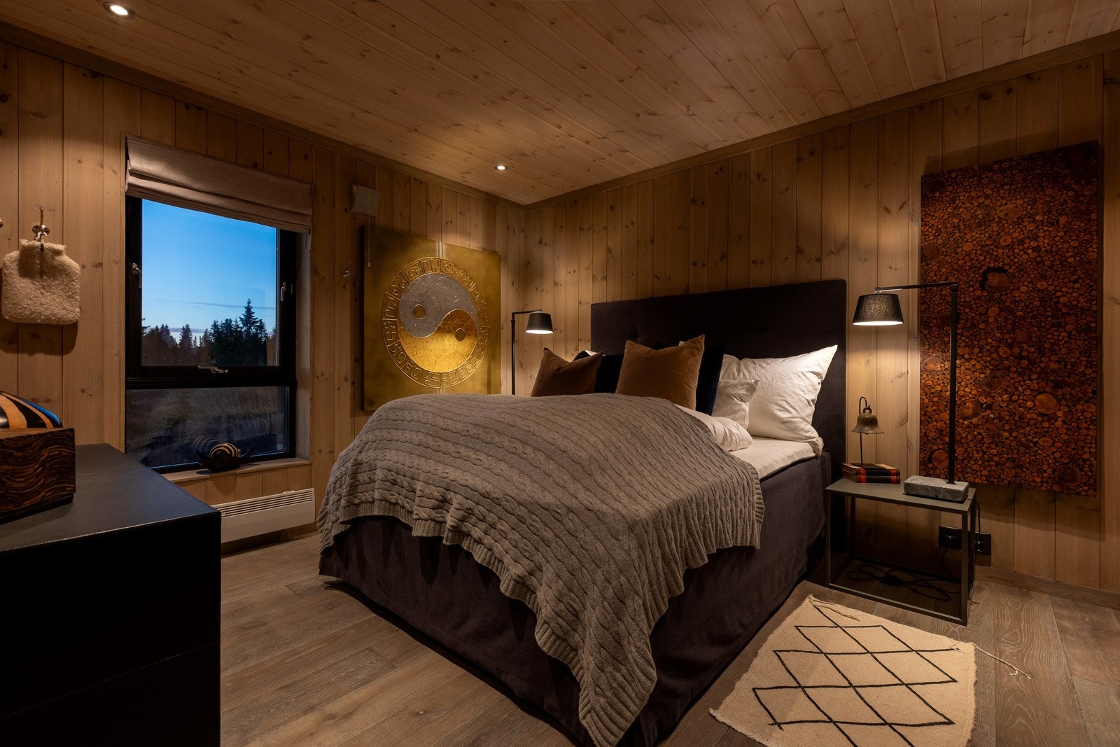 Hovedsoverommet har direkte tilknytning til ett av badene. Galleribilde