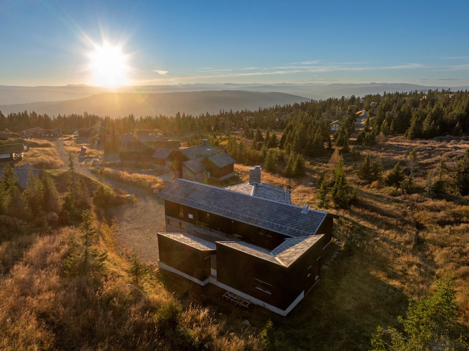Fra hytta er det umiddelbar adkomst til langrennsnettet og enkel ski inn/ski ut til alpinbakkene. Galleribilde