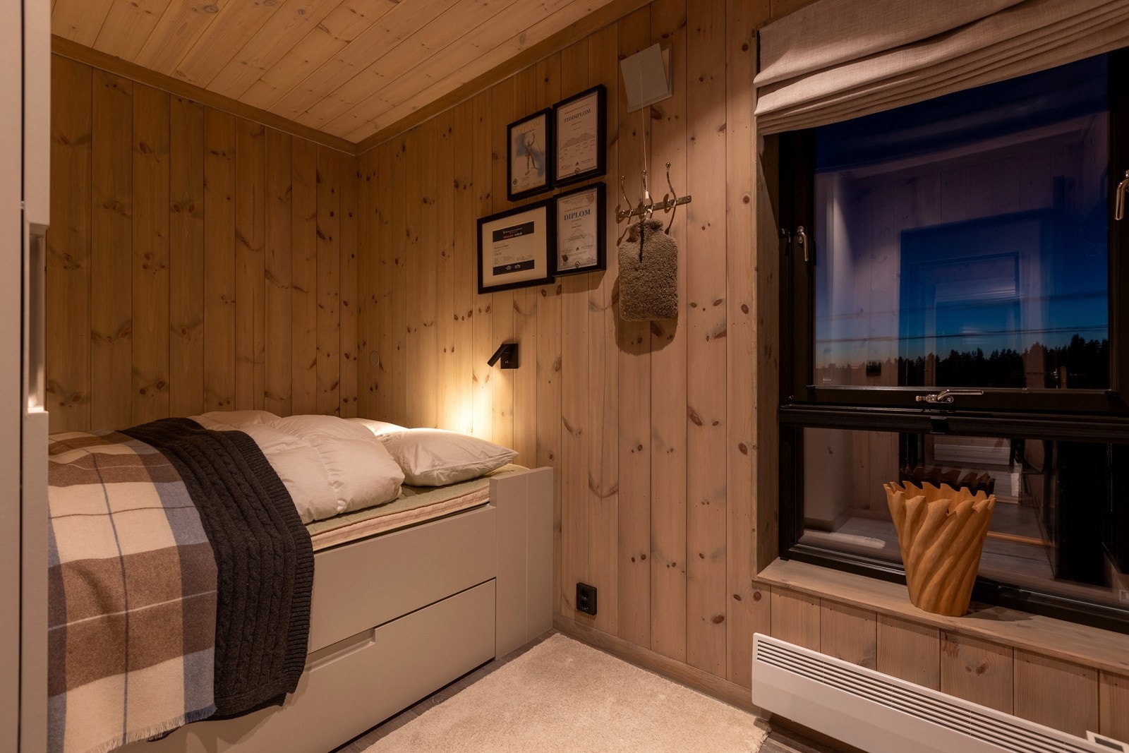 Dobbeltsengen har skuffer under for praktisk og arealeffektiv oppbevaring. I tillegg er det klesskap. Galleribilde