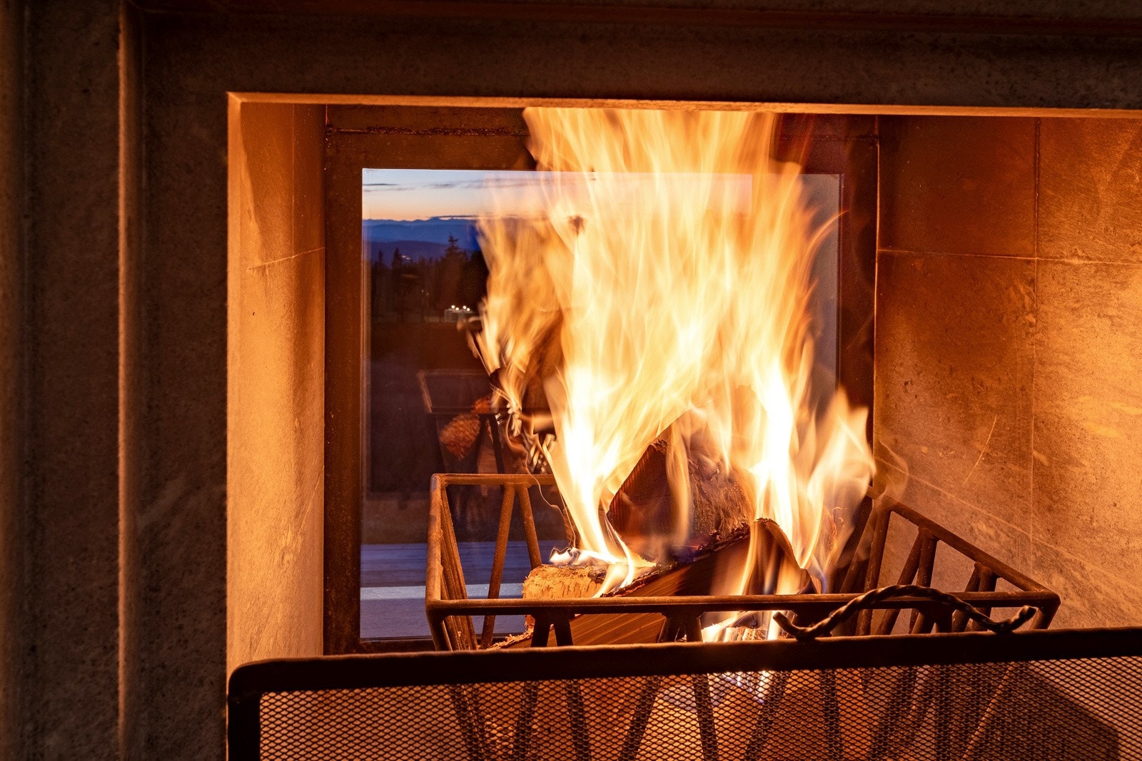 Peisen varmer godt på kalde dager og sørger for den rette hyttestemningen når mørket bryter frem. Galleribilde