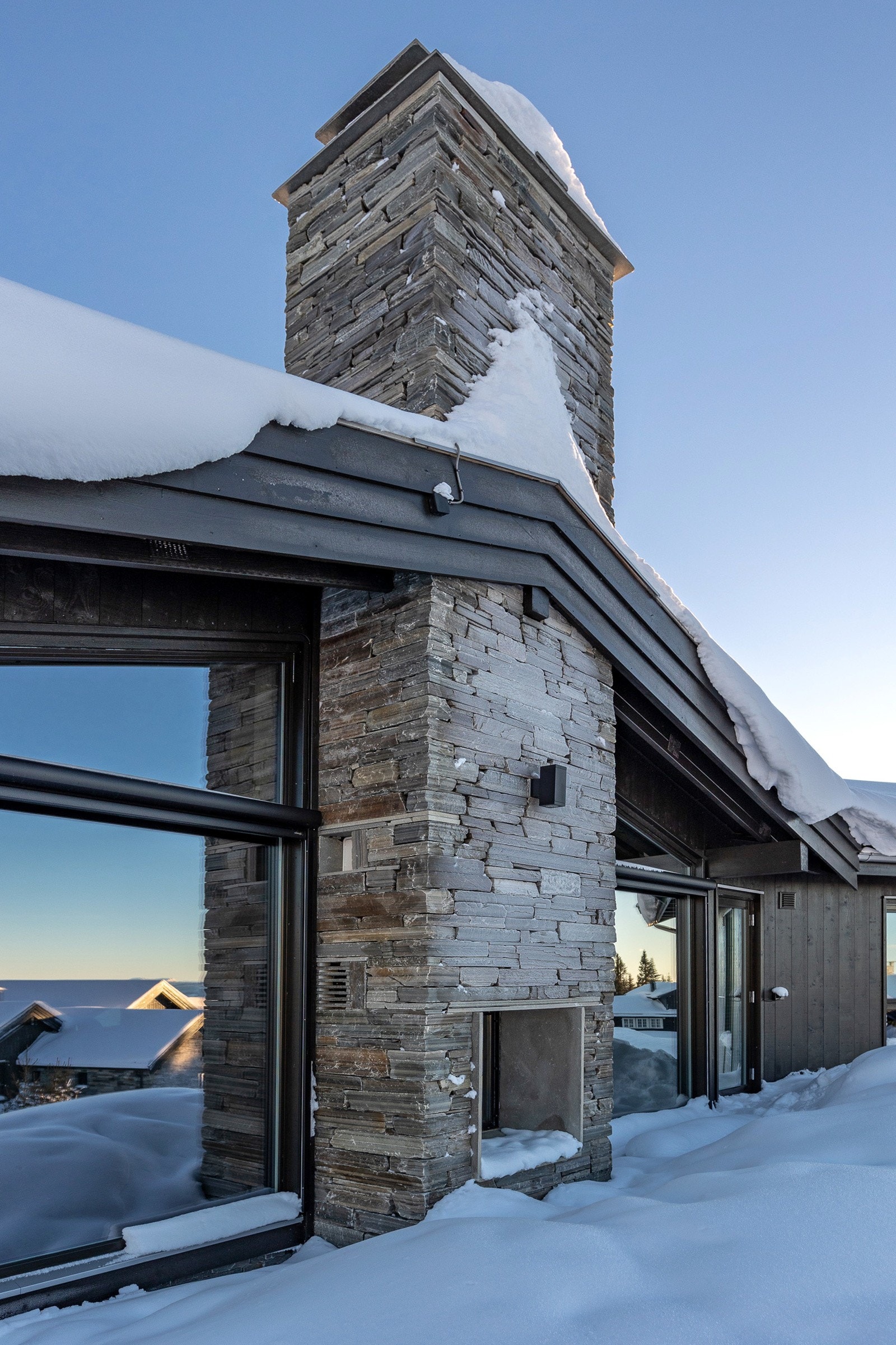 Dette er flott arkitektonisk høystandardhytte. Galleribilde