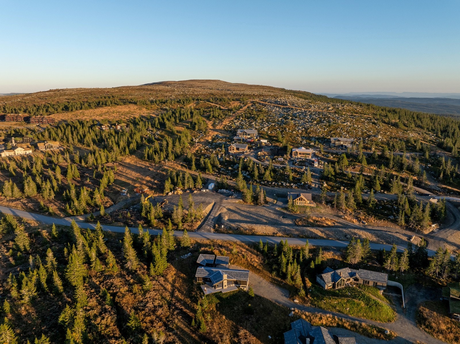 Nevelfjell og Slåsæterfjellet rett bak hytta. Galleribilde