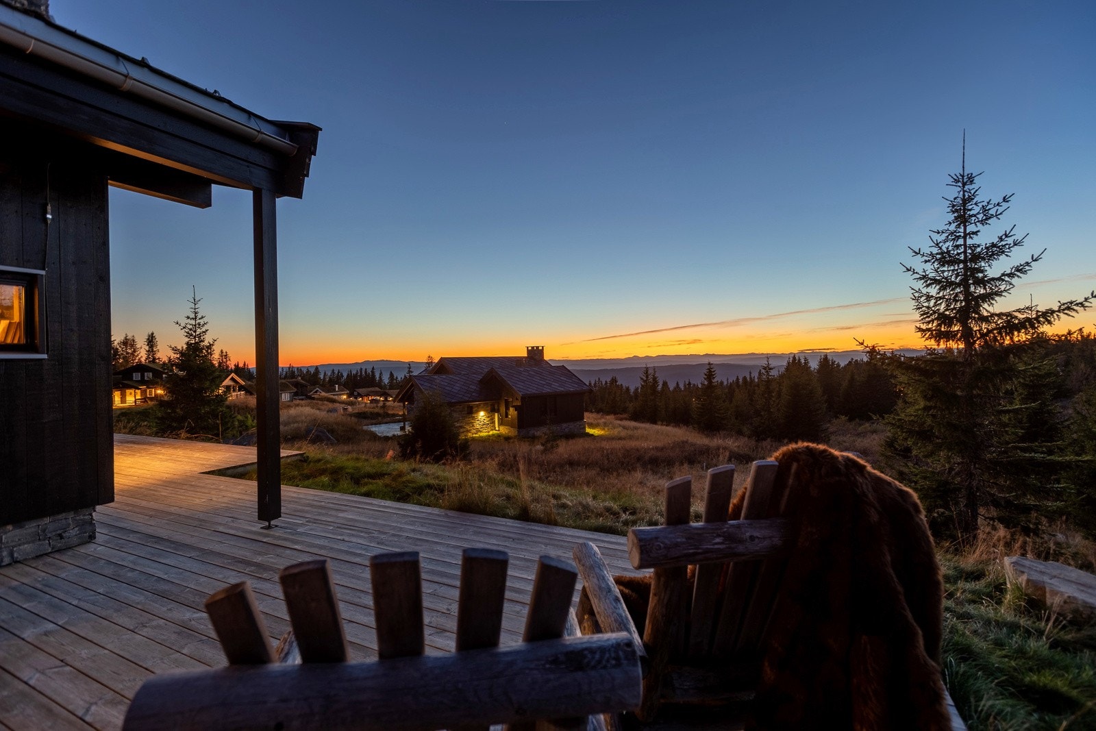 Fra terrassen er det nydelig utsikt og hytta ligger usjenert til. Galleribilde