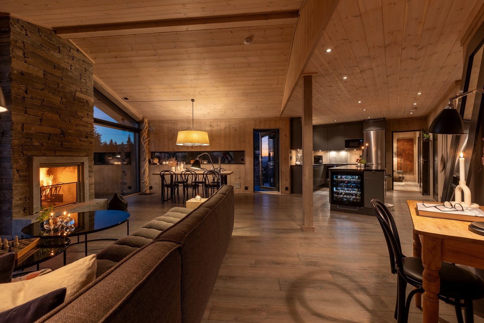 Denne hytta har nøye gjennomtenkte løsninger og det er brukt solide materialer og gjennomtenkte tekniske løsninger. Galleribilde