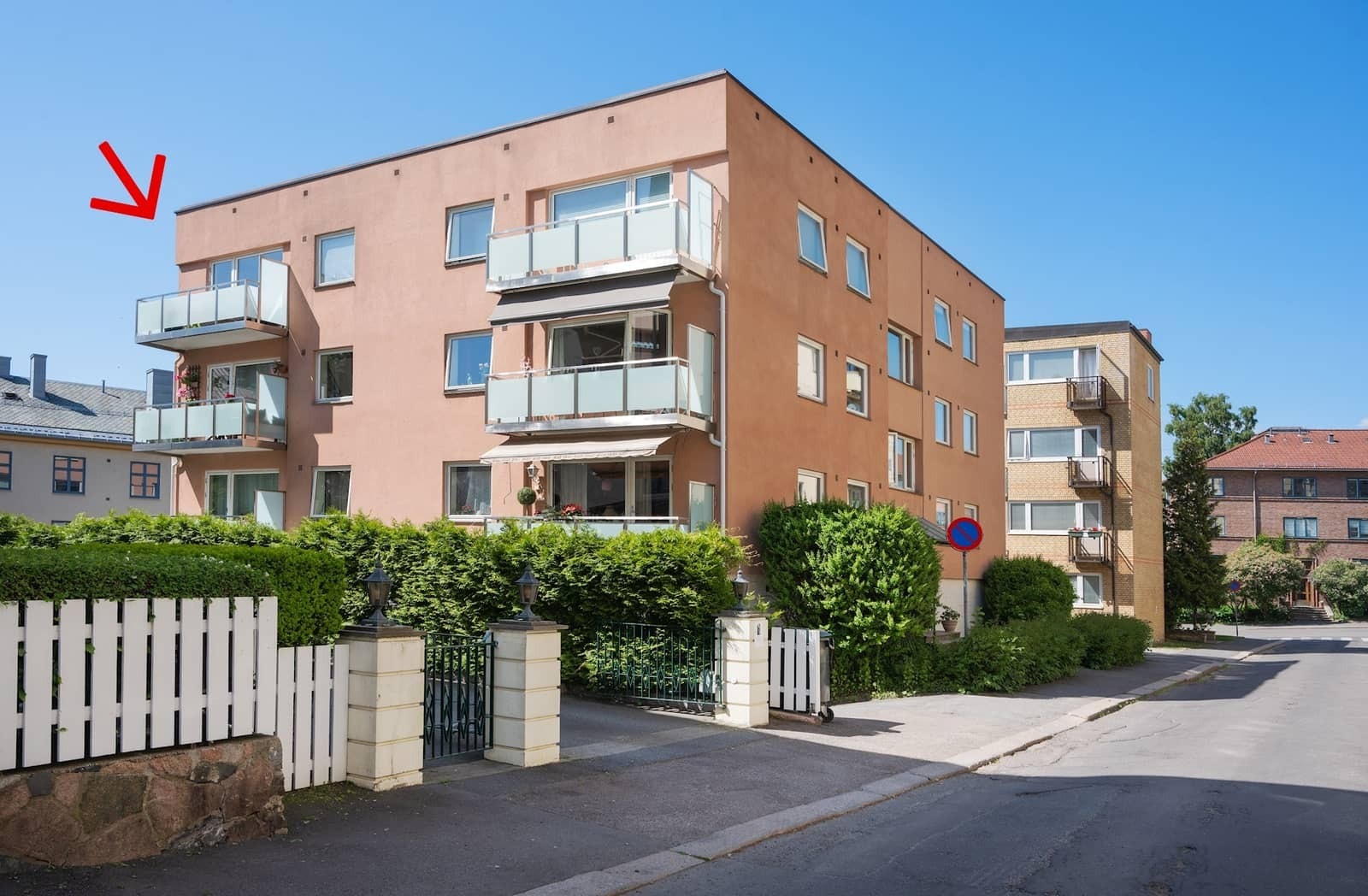 Fasade. Leiligheten ligger fint til i byggets øverste etasje. Galleribilde