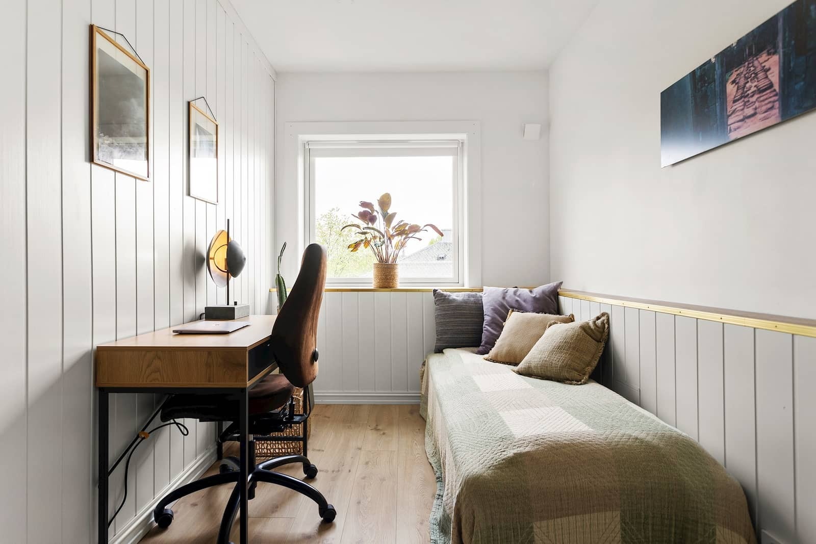 Soverom 2 med plass til dobbeltseng og garderobeløsning. Galleribilde