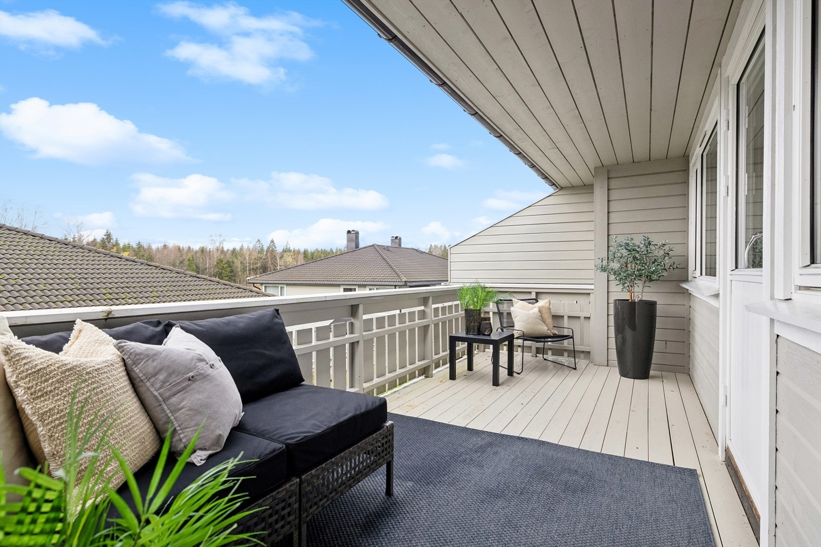 Leiligheten har en attraktiv og god beliggenhet i øverste etasje, og kan nyte fine solforhold fra den romslige altanen. Galleribilde