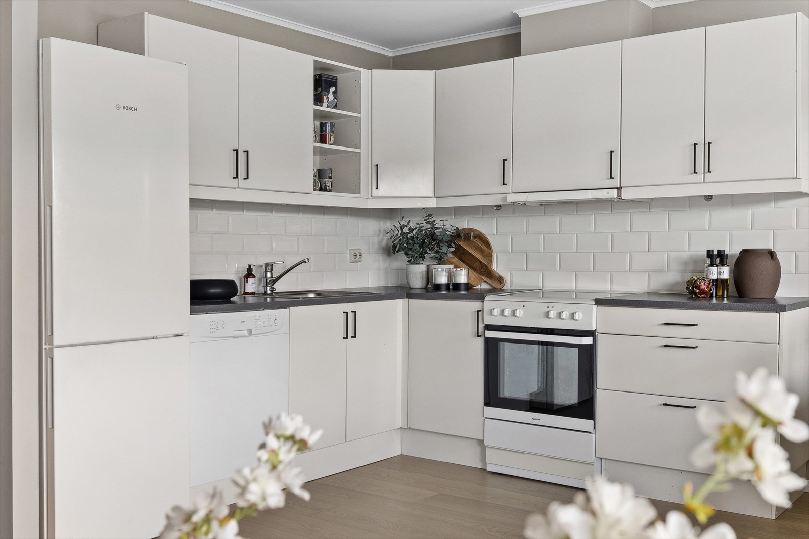 Lys montert under overskap. Det er avtrekk via mekanisk avtrekksanlegg i boenheten. Galleribilde