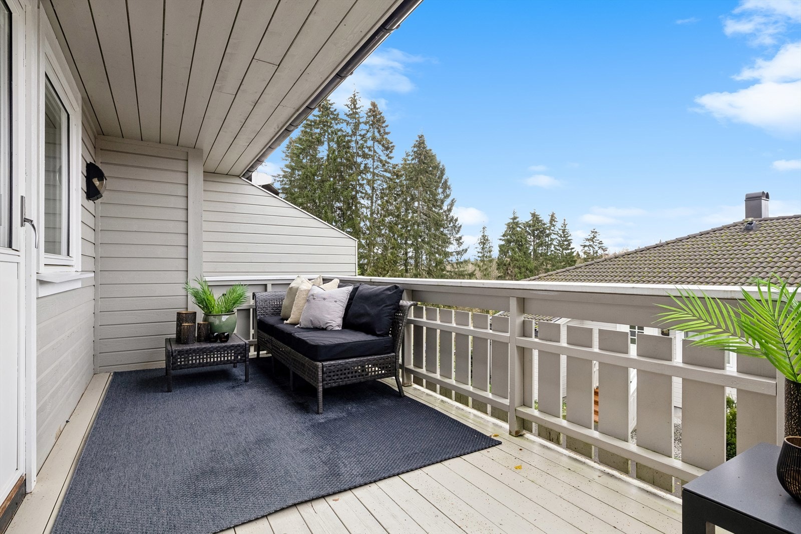 Deler av altanen er overbygget, noe som utvider bruksmulighetene langt utover de fineste sommerdagene. Galleribilde