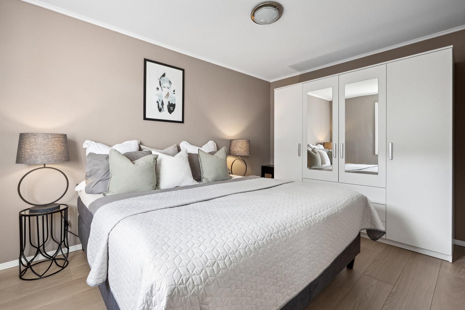 Soverommet har god plass til stor seng med tilhørende nattbord. Her er det oppbevaringsmuligheter i et stort garderobeskap. Galleribilde