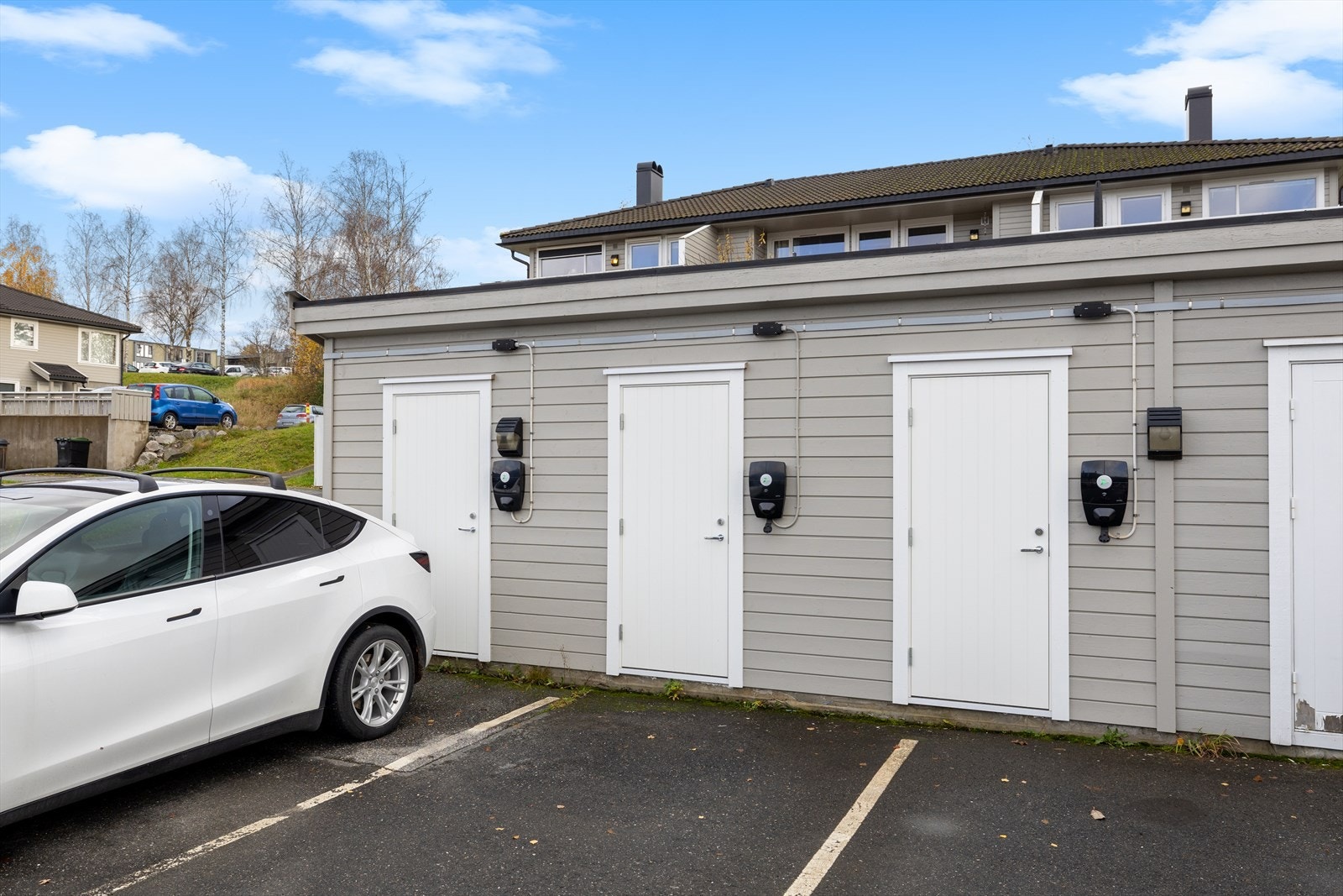 Det er mulighet for p-plass med lader. Bodplass ved parkeringsplassen. Galleribilde