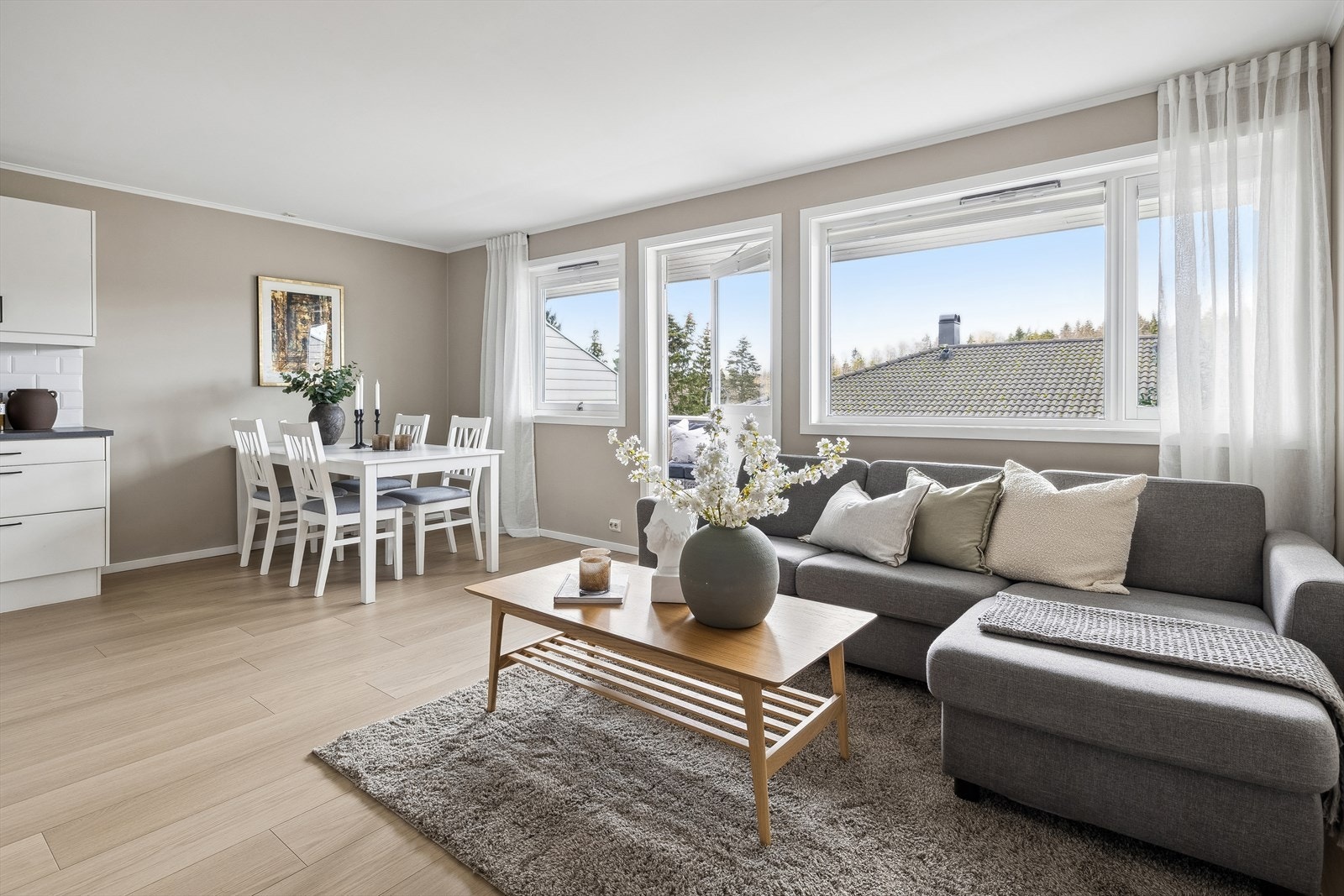 På gulvet er det lagt et flott laminatgulv, og på veggene og i himlingen er det slette, malte flater. Galleribilde