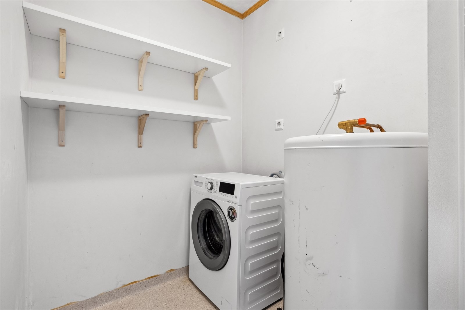 Vaskerommet ligger vegg i vegg med badet, og har opplegg for vaskemaskin. Galleribilde