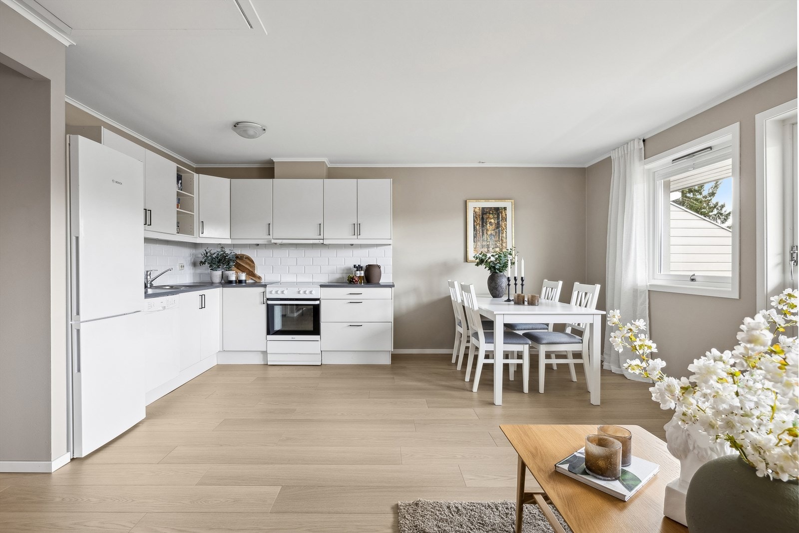 Stuen og kjøkkenet er samlet i en åpen og sosial løsning med god plass til spisebord. Galleribilde