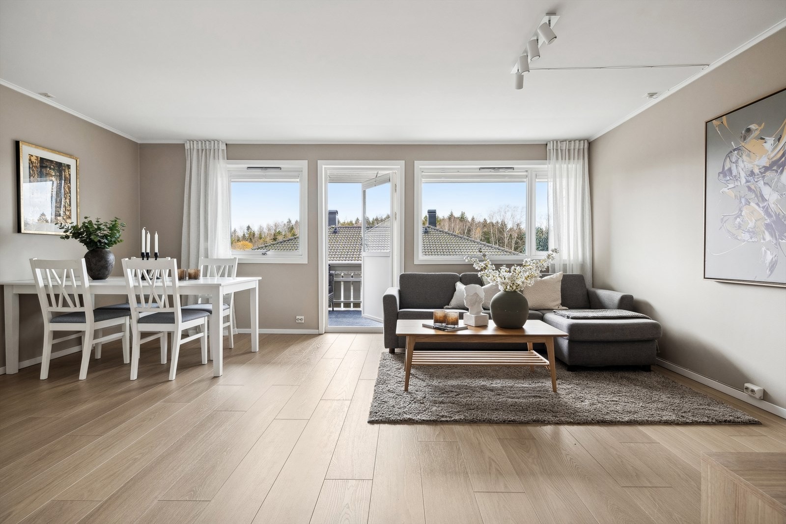 Leiligheten har en romslig stue med god plass til sofagruppe med tilhørende bord og TV-møblement. Galleribilde