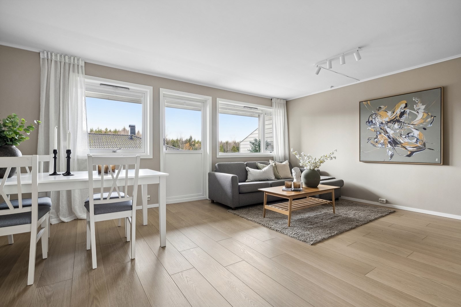 Fra stuen har du utgang til en delvis takoverbygd, vestvendt altan med plass til en sittegruppe. Altanen er på ca. 13 kvm. Galleribilde