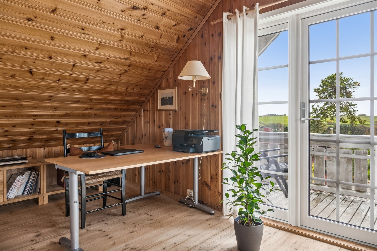 Fra loftstuen er det ugagn til en koselig balkong på 8 kvadratmeter. Galleribilde