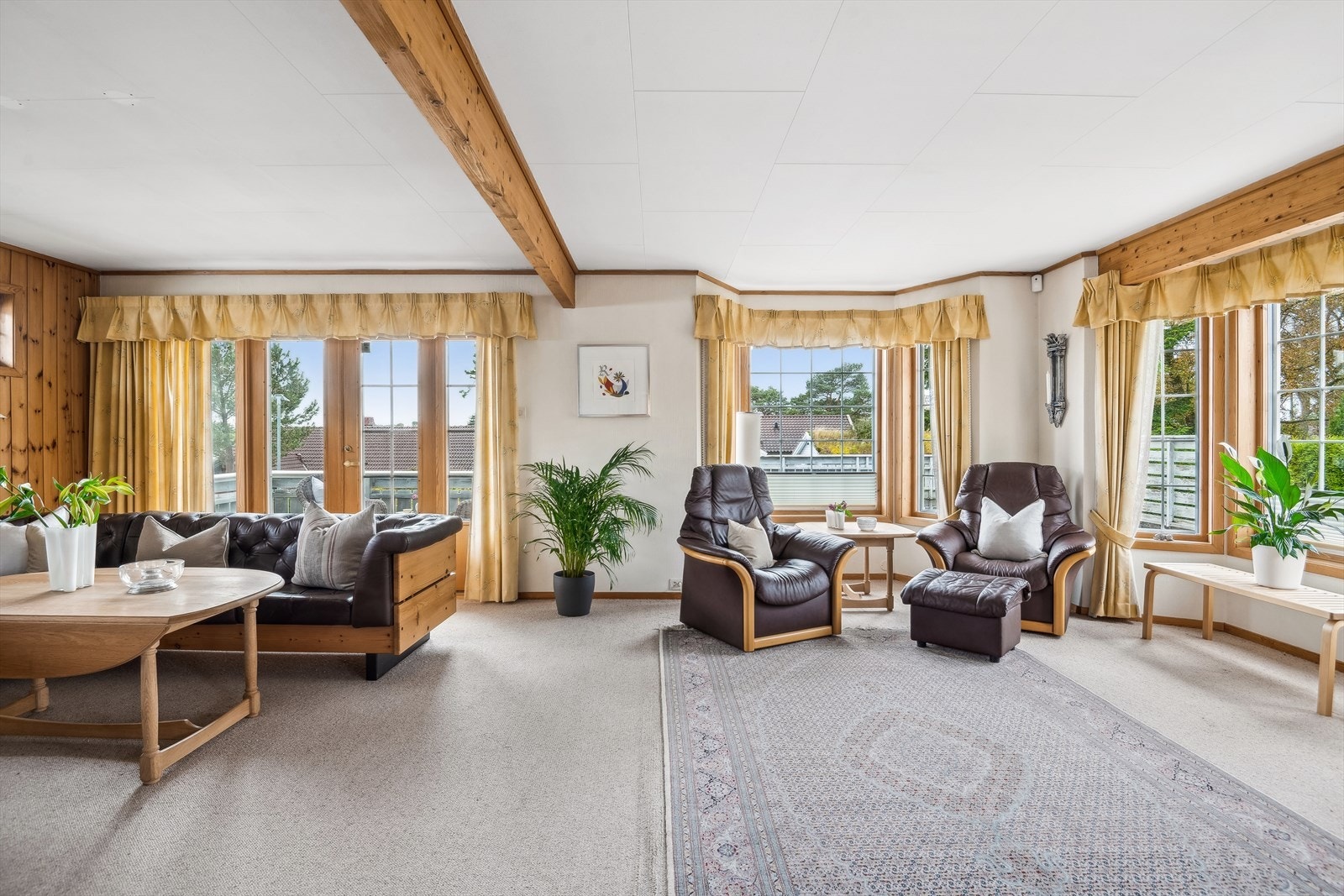 Første etasje inneholder entré, gang, toalettrom, stue og kjøkken. Galleribilde