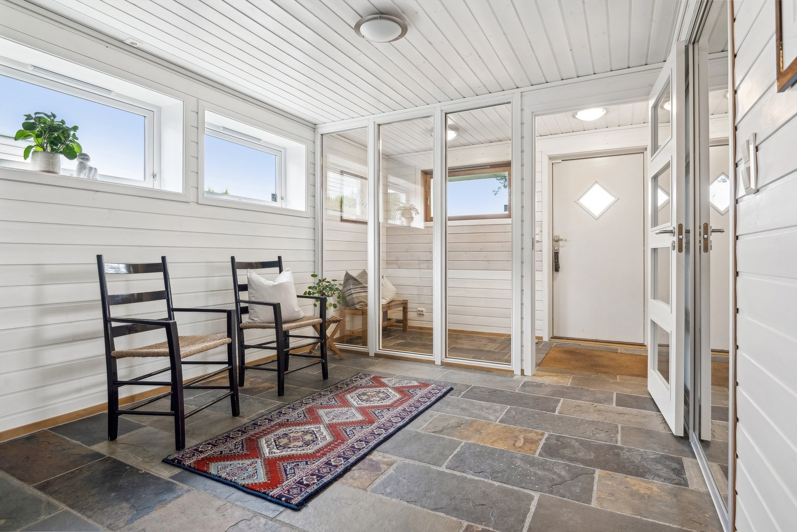 Romslig entré/hall med garderobe. Galleribilde