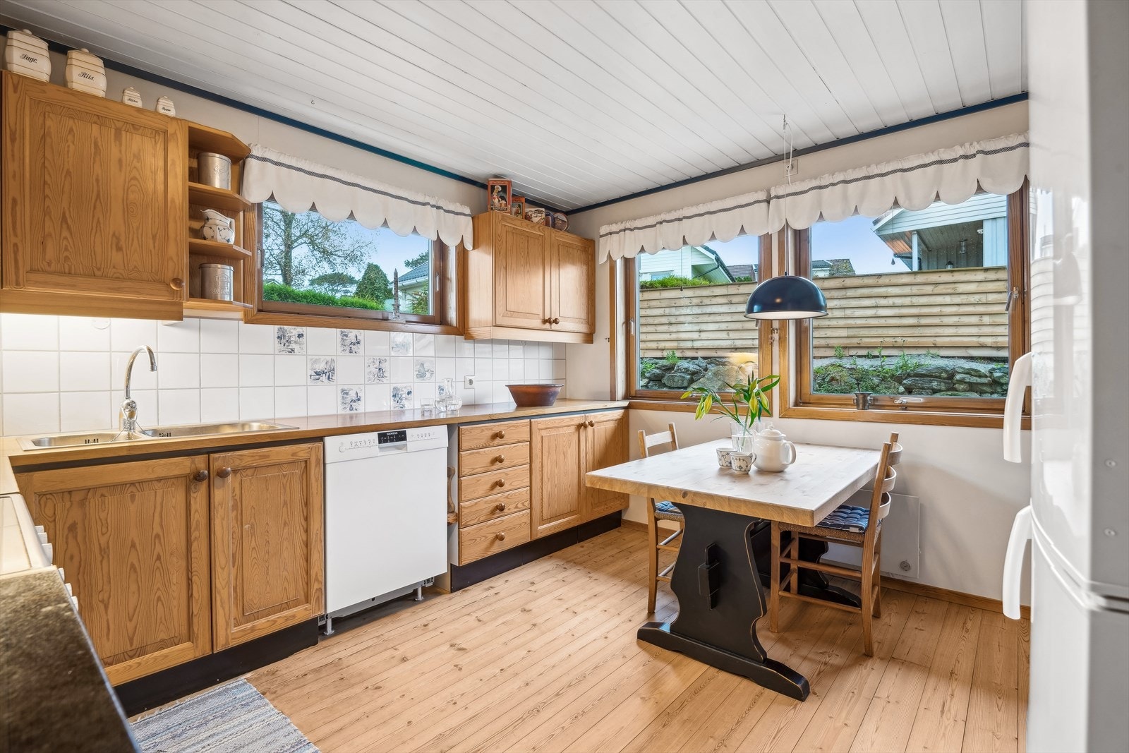 Det er god plass til spisebord på kjøkkenet. Galleribilde