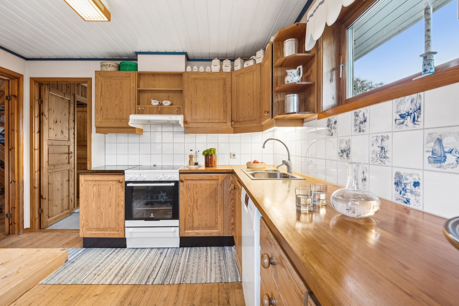 Boligens kjøkken har rikelig med skap- og benkeplass. Galleribilde