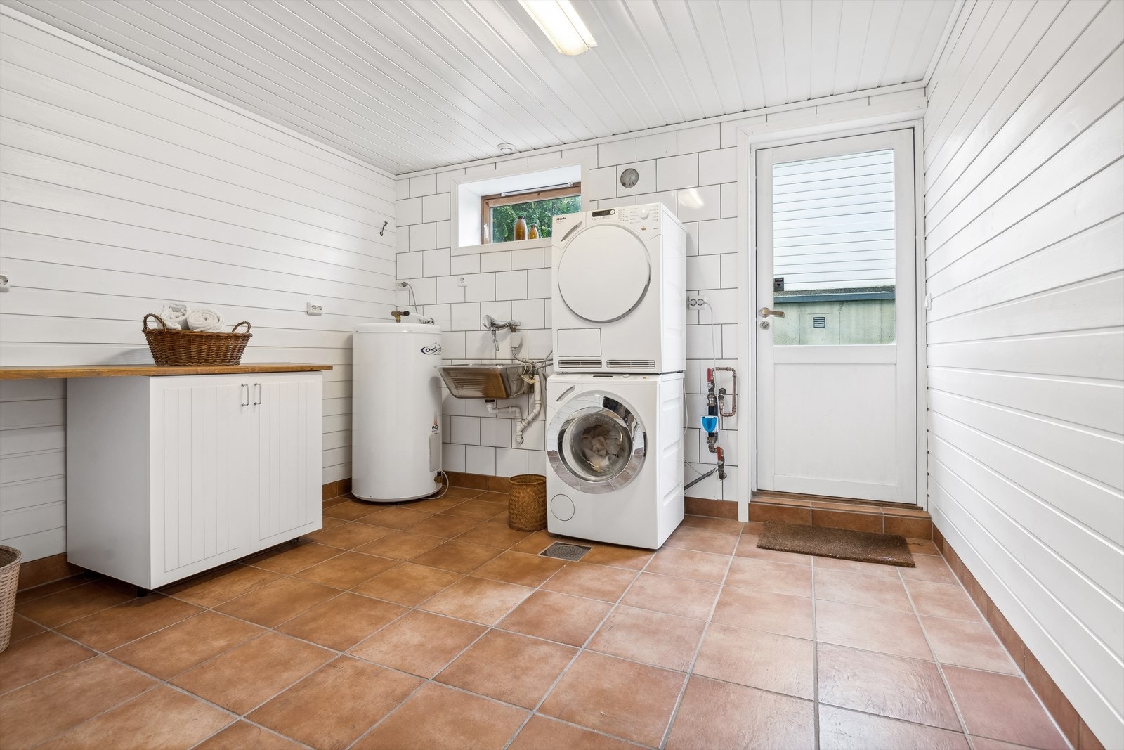 Praktisk vaskerom i underetasjen. Galleribilde