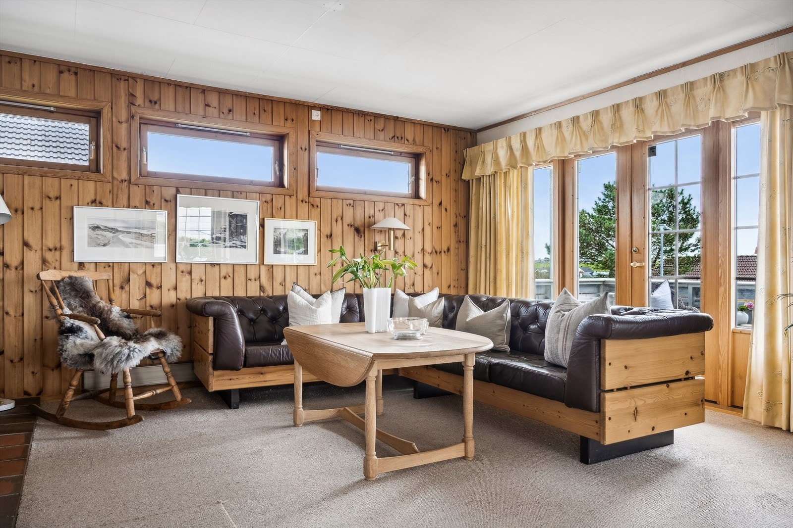 Fra stuen er det utgang til en stor terrasse. Galleribilde