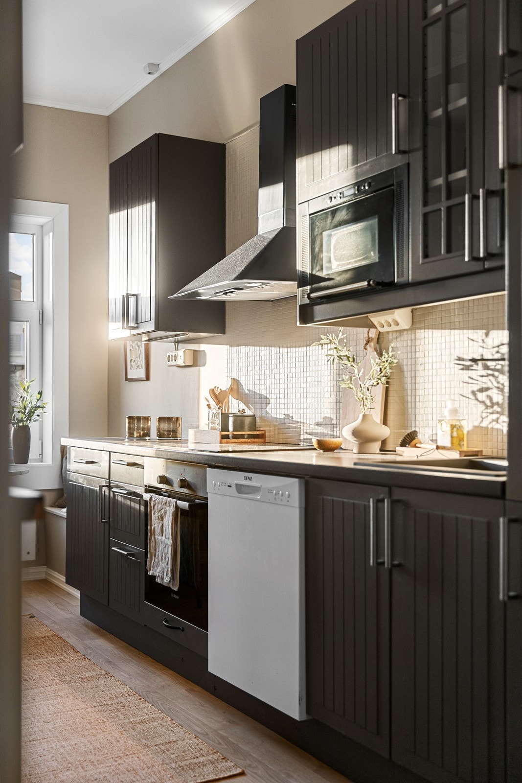 Kjøkkenet ligger i et eget rom, og har innredning fra 2012. Galleribilde