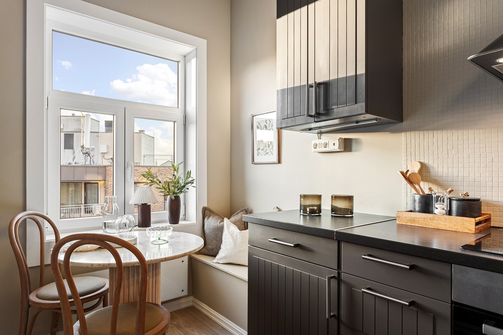 Svært gode lysforhold i leiligheten. Galleribilde