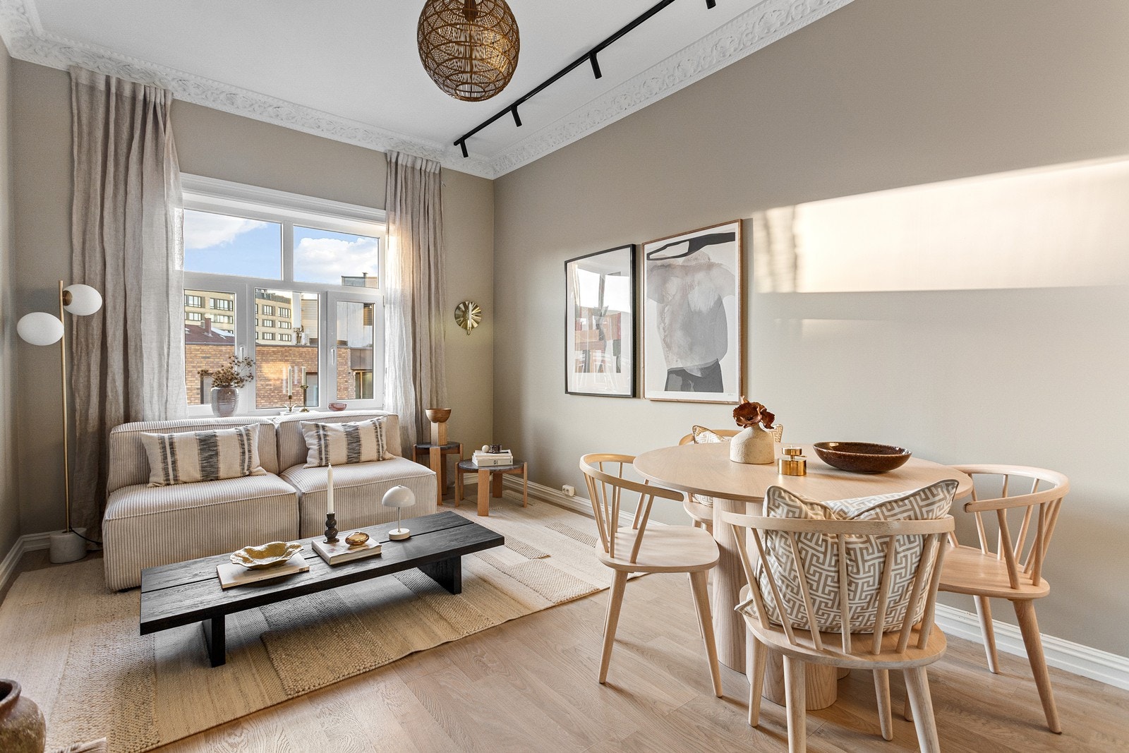 Det er nymalte vegger i stuen og laminatgulv. Galleribilde