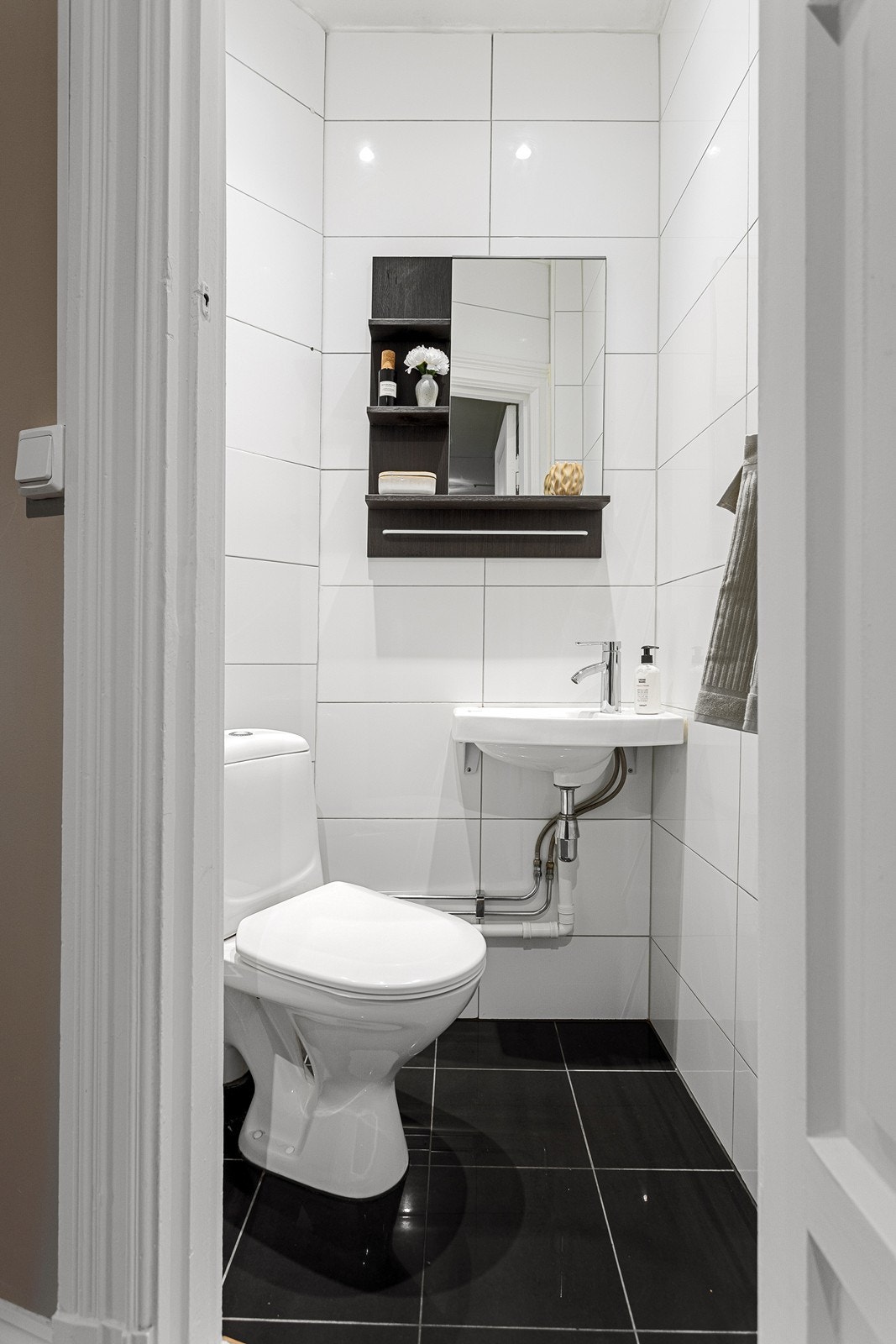 Separat toalett i tilknytning til entré/gang. Galleribilde